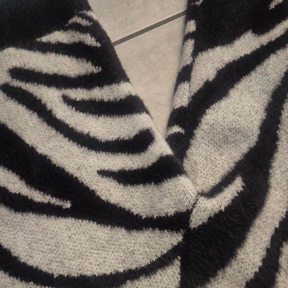 DKNY Zebra Pattern Crew Neck Sweater - Picture 4 of 4